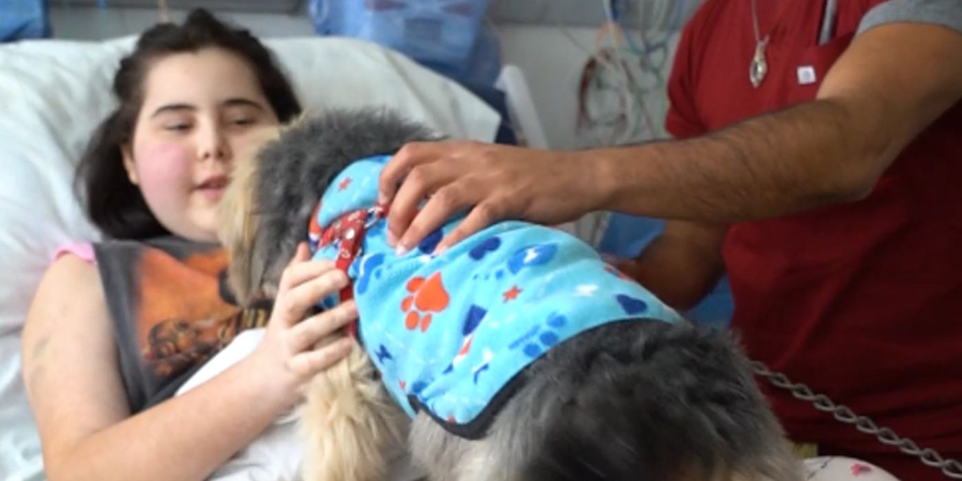 Nena recibe a su mascota en el hospital