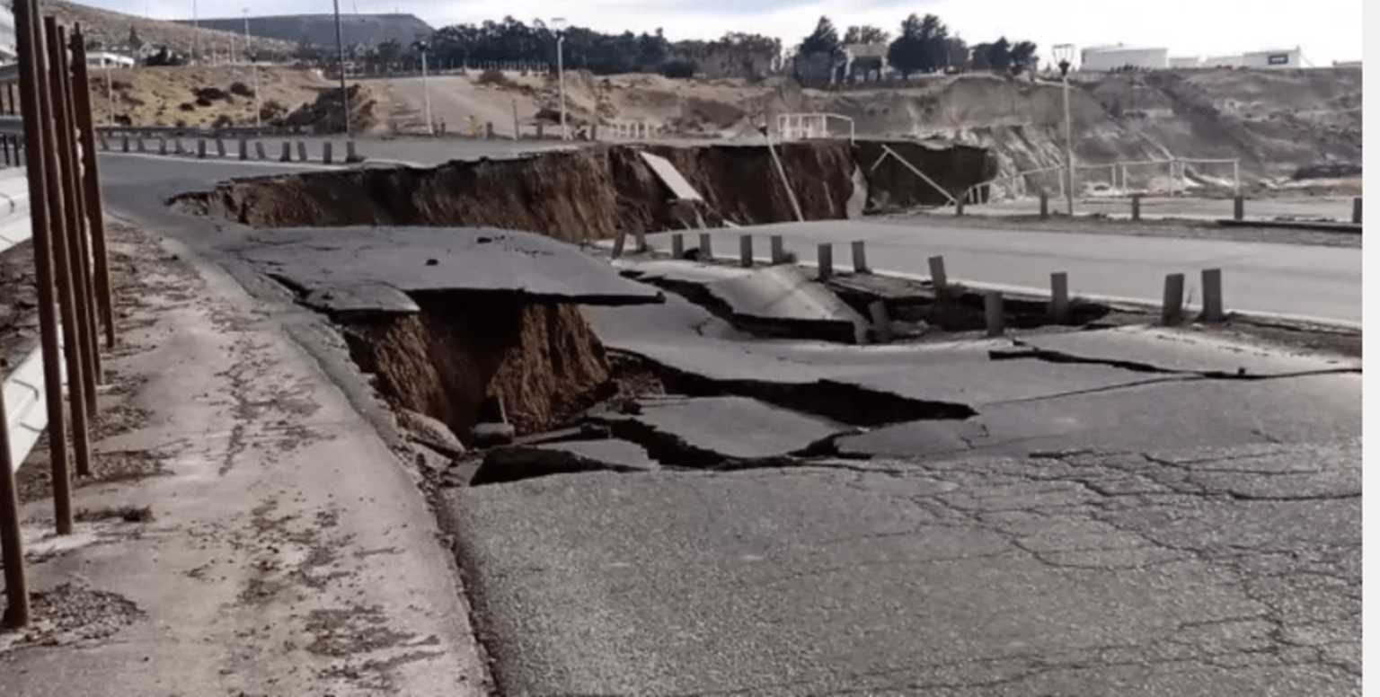 ¡impactante! Se desmoronó un sector de la ruta 3