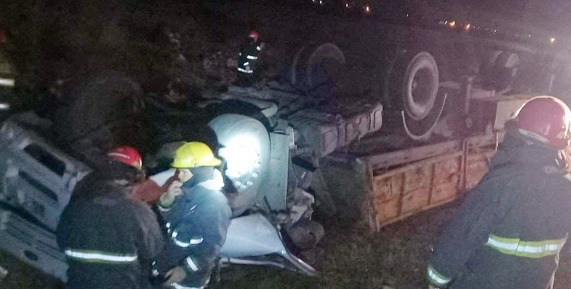 Accidente en ruta 2: un camión volcó esta madrugada cerca de castelli