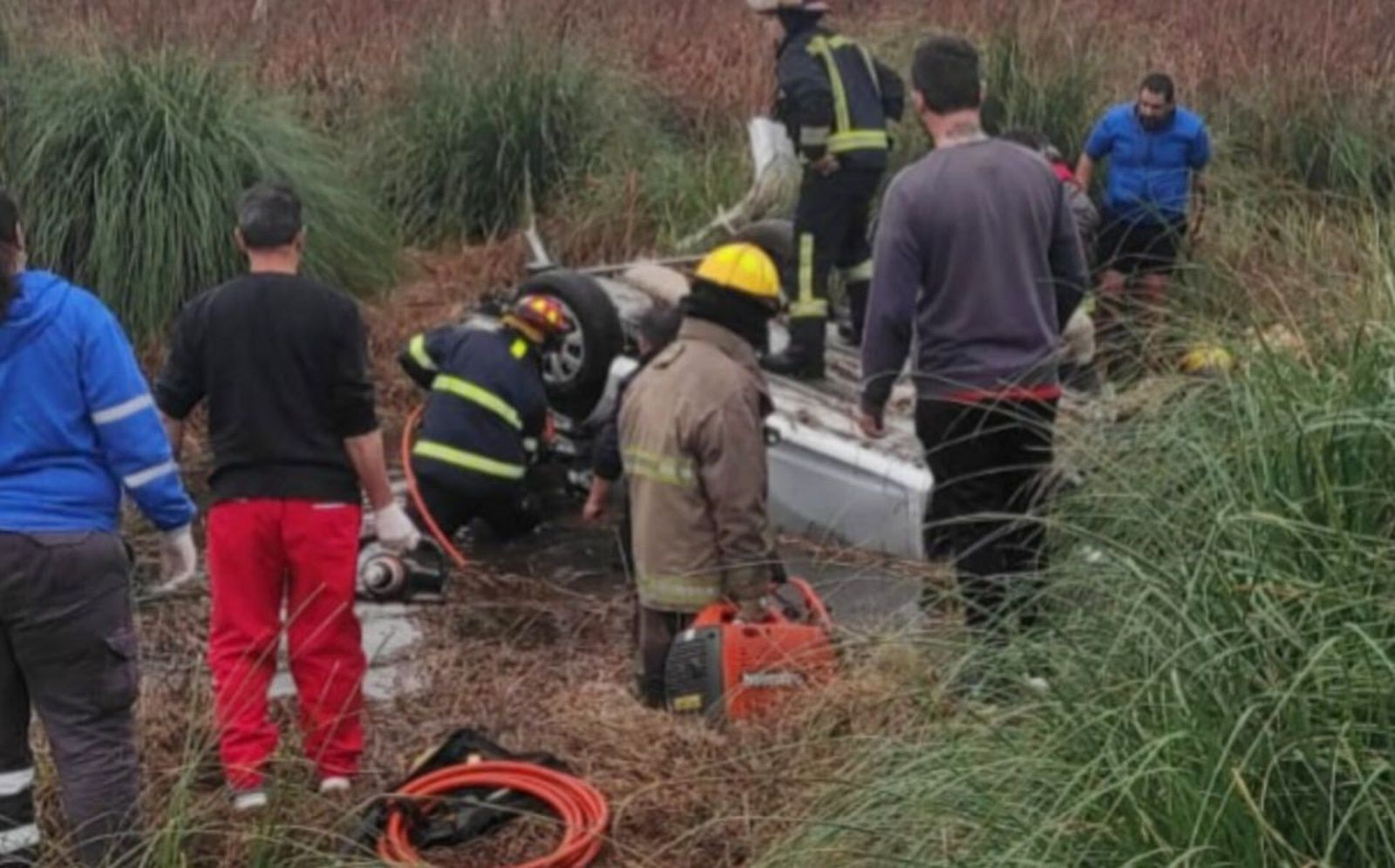 Impactante accidente en ruta 11: volcó en zanjón con agua y por poco no se convierte en tragedia