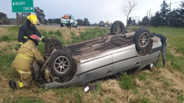 Pudo ser una tragedia: Impresionante vuelco de un auto en Ruta 226