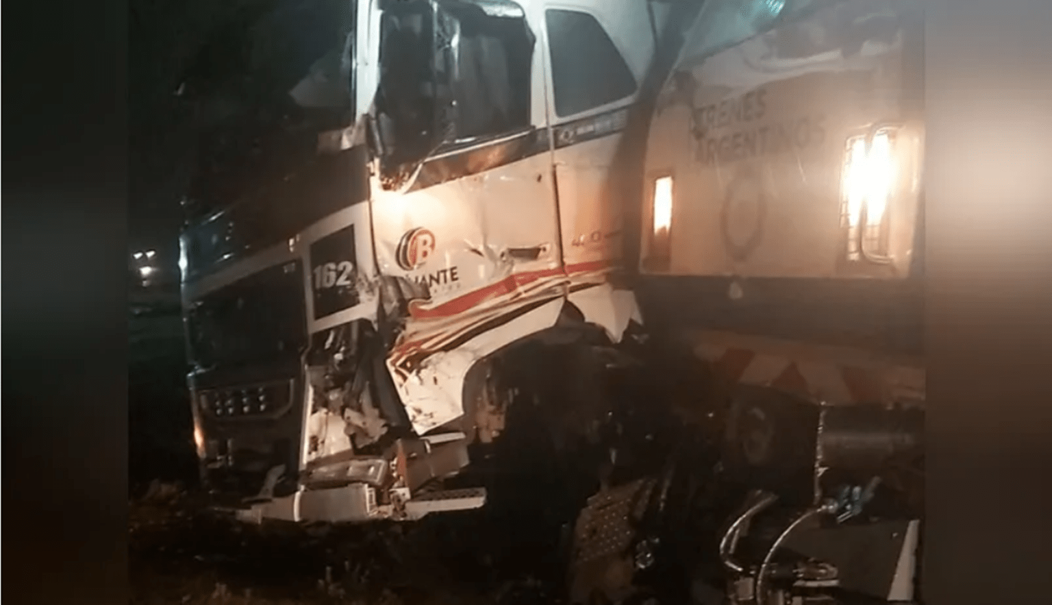 Impactante accidente: un camión chocó con un tren de pasajeros
