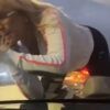 Mujer alcoholizada se sube al capo del auto