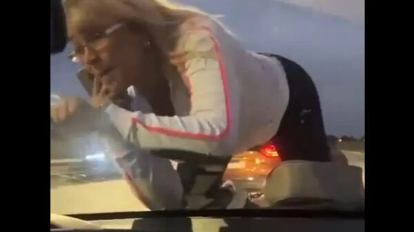 Mujer alcoholizada se sube al capo del auto
