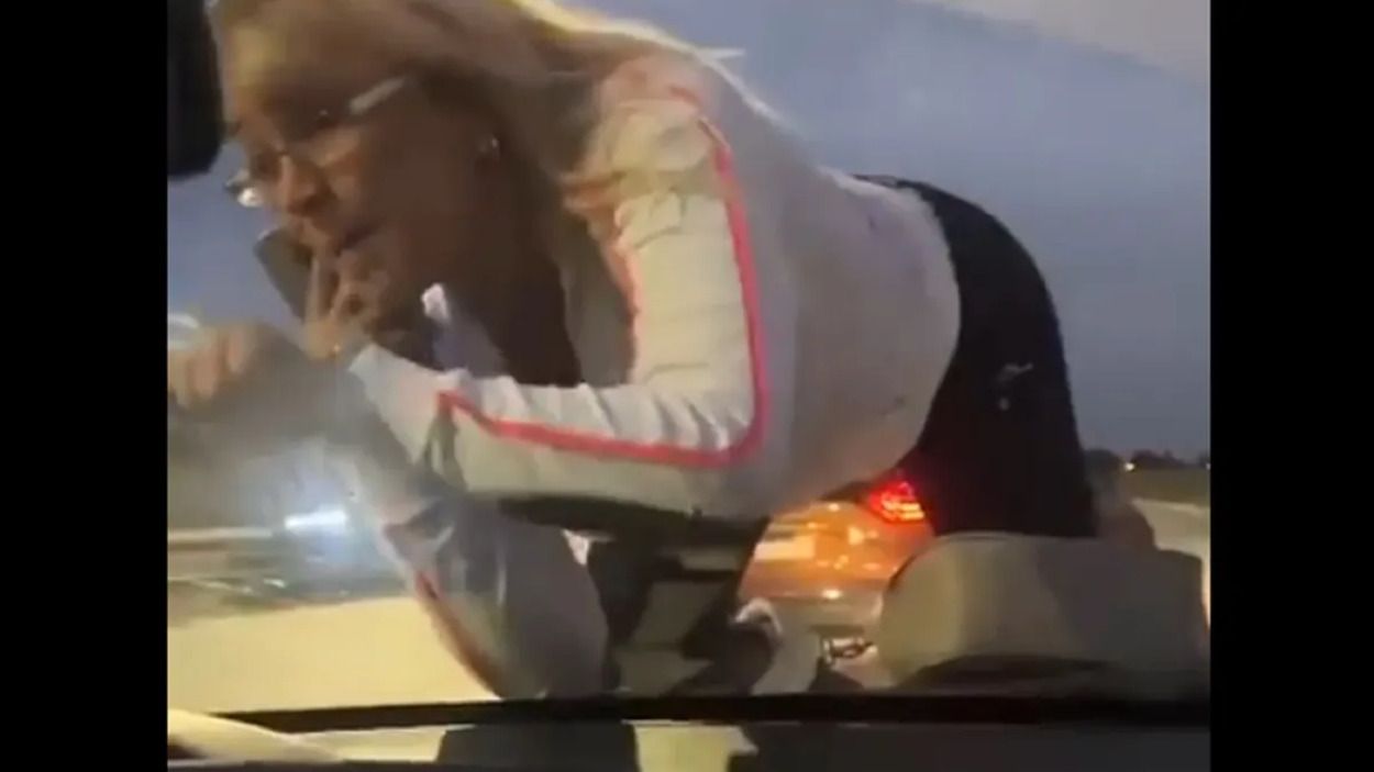 Mujer alcoholizada se sube al capo del auto