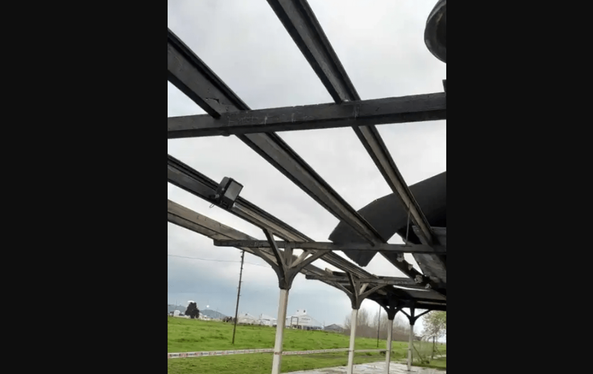 Un temporal de viento arrancó el techo de una escuela y una comisaría en balcarce