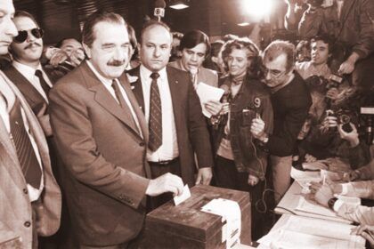 alfonsin votando en 1983 c