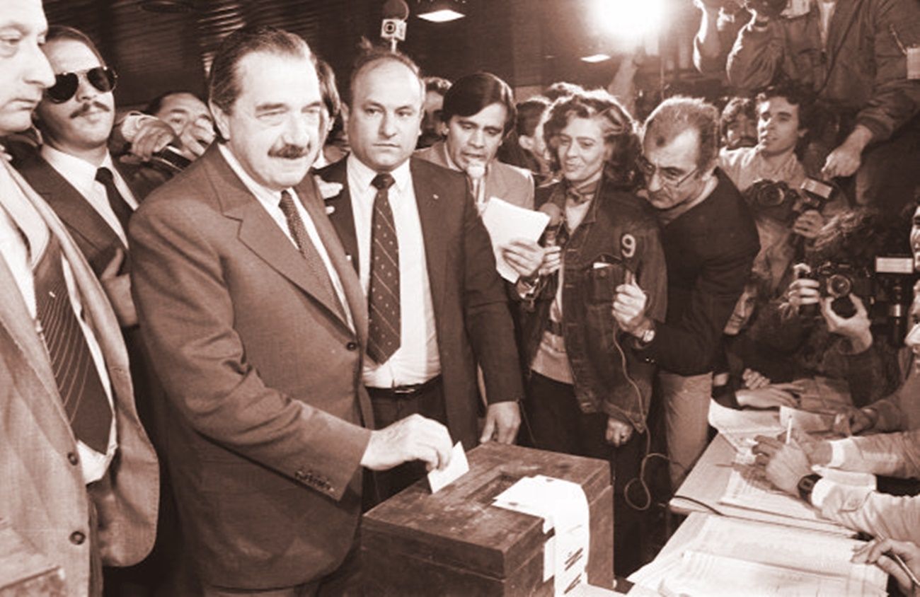 alfonsin votando en 1983 c