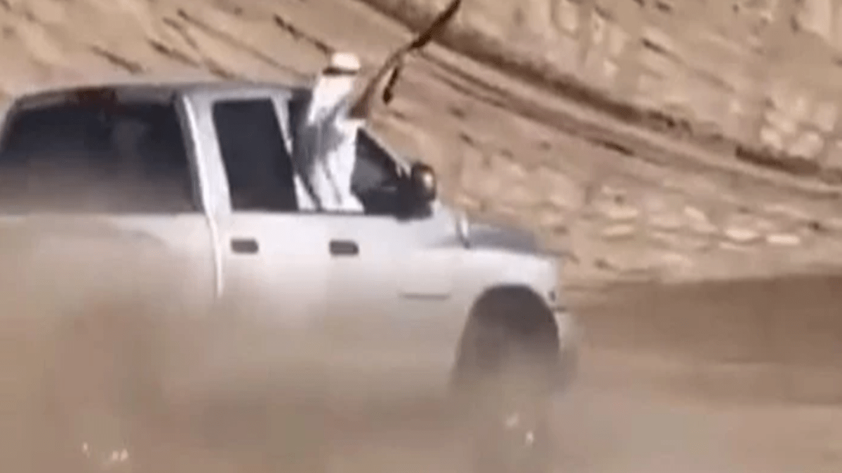 Pinamar: disfrazados de árabes mostraban un arma larga mientras recorrían los médanos