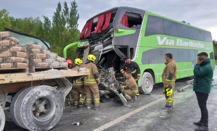 Grave accidente en Ruta 3: Fuerte choque entre un micro de doble piso y ...