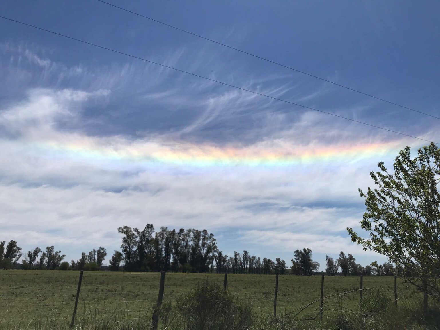 ¿arcoiris en las nubes? El extraño fenómeno que iluminó el cielo bonaerense