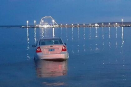 Auto cayó al mar por una falla mecánica