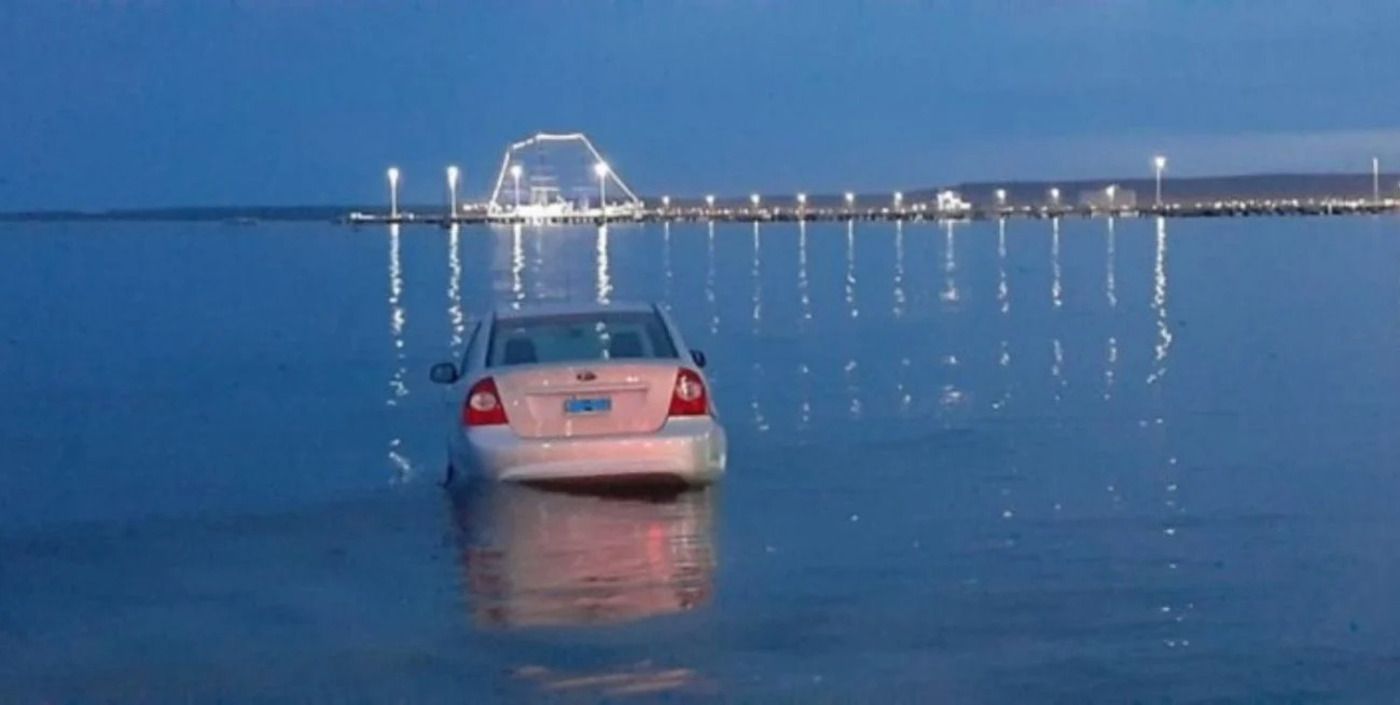 Auto cayó al mar por una falla mecánica