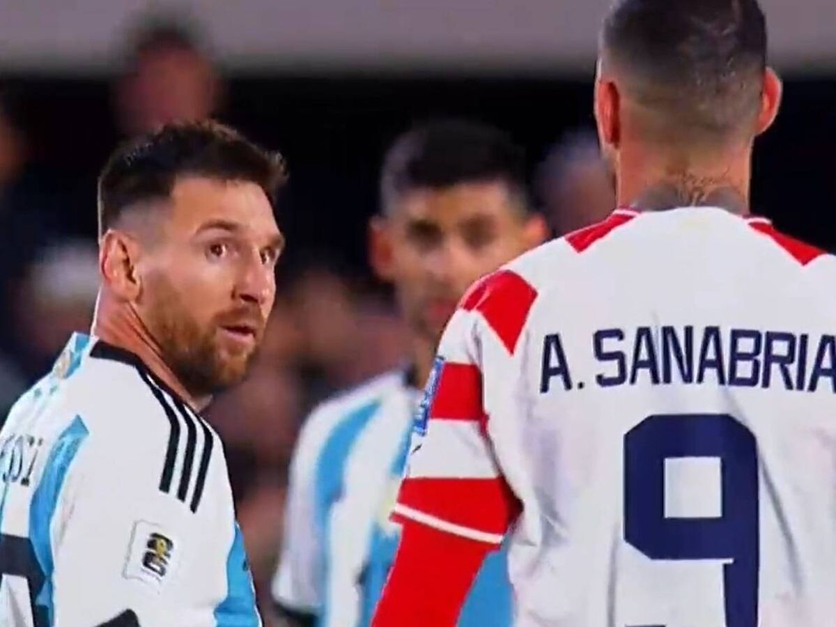 Leo Messi escupido por un jugador paraguayo