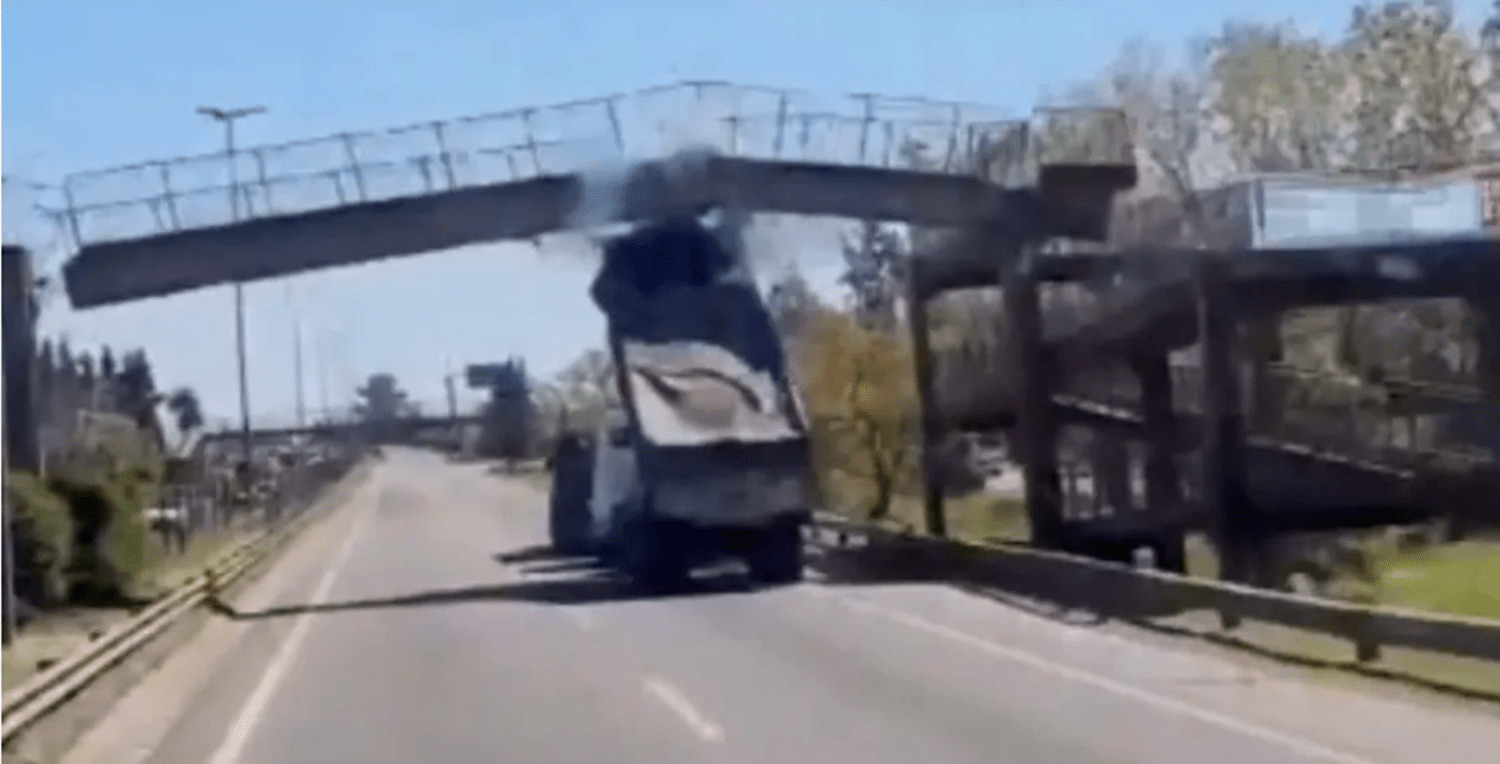 Fue suspendido el camionero que derribó un puente peatonal en la ruta