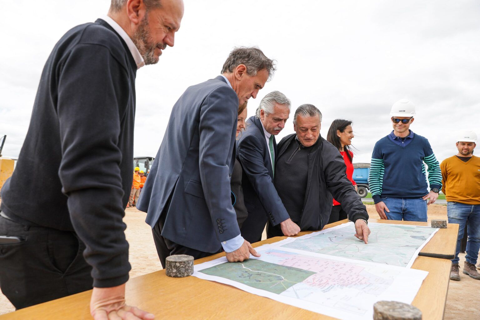 Alberto fernández recorrió las obras entre san miguel del monte y gorchs de la ruta 3