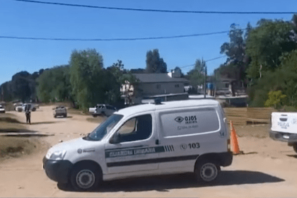 Fatal accidente en ostende: murió una mujer y su hijo en grave estado al chocar moto y camioneta