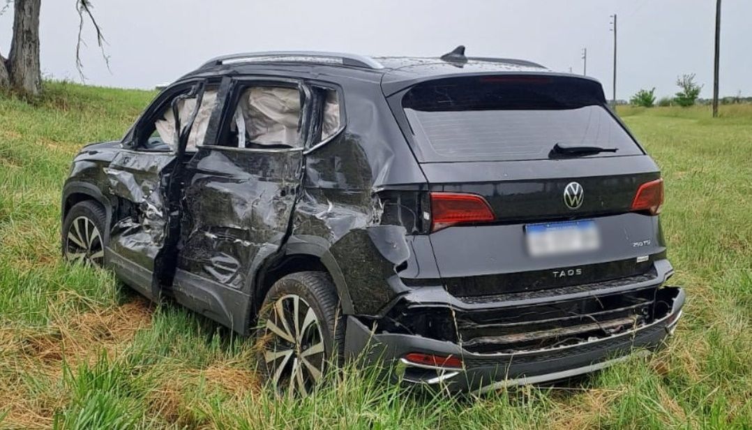 Accidente en ruta 3: fuerte choque y vuelco de auto y camioneta de anses