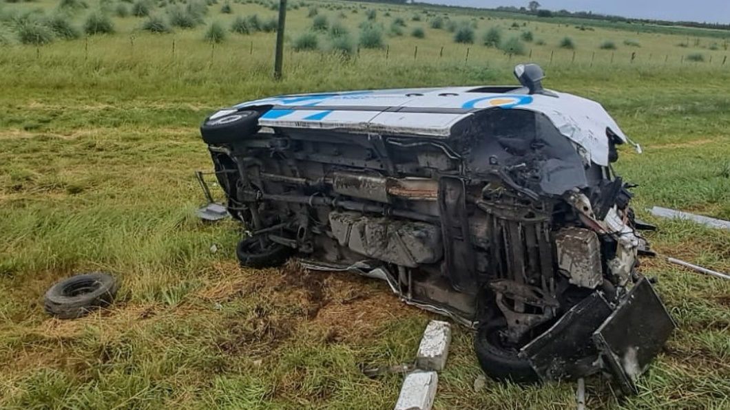 Accidente en ruta 3: fuerte choque y vuelco de auto y camioneta de anses