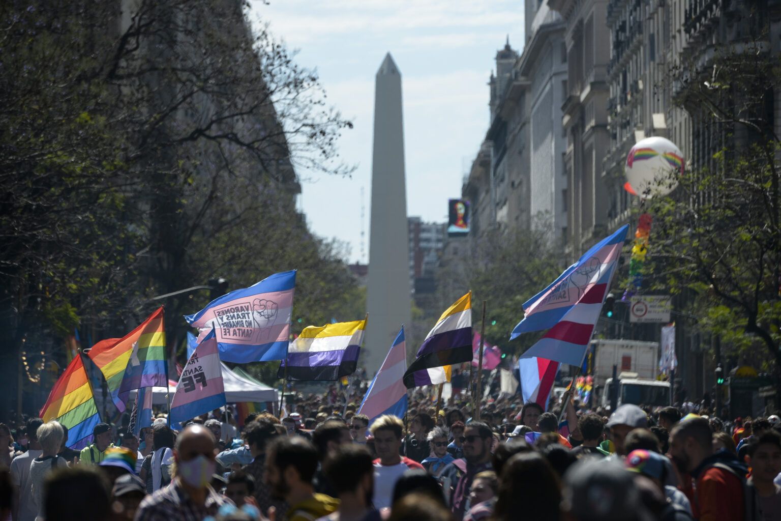 Prohíben actos masivos por la visita del papa y peligra la fecha de la marcha del orgullo