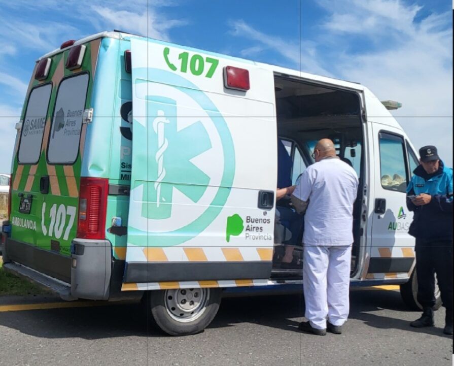 Accidente en ruta 2: un auto se cruzó de carril y chocó contra el guardarrail