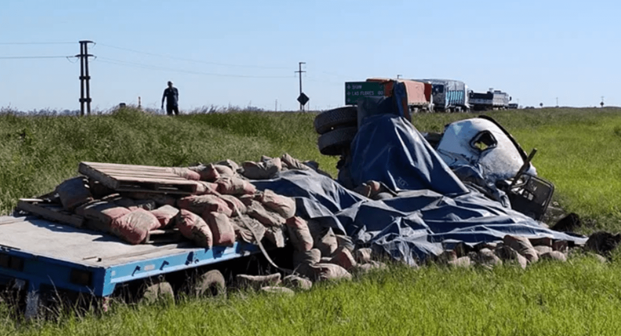 Accidente en Ruta 3: Dos heridos tras volcar un camión