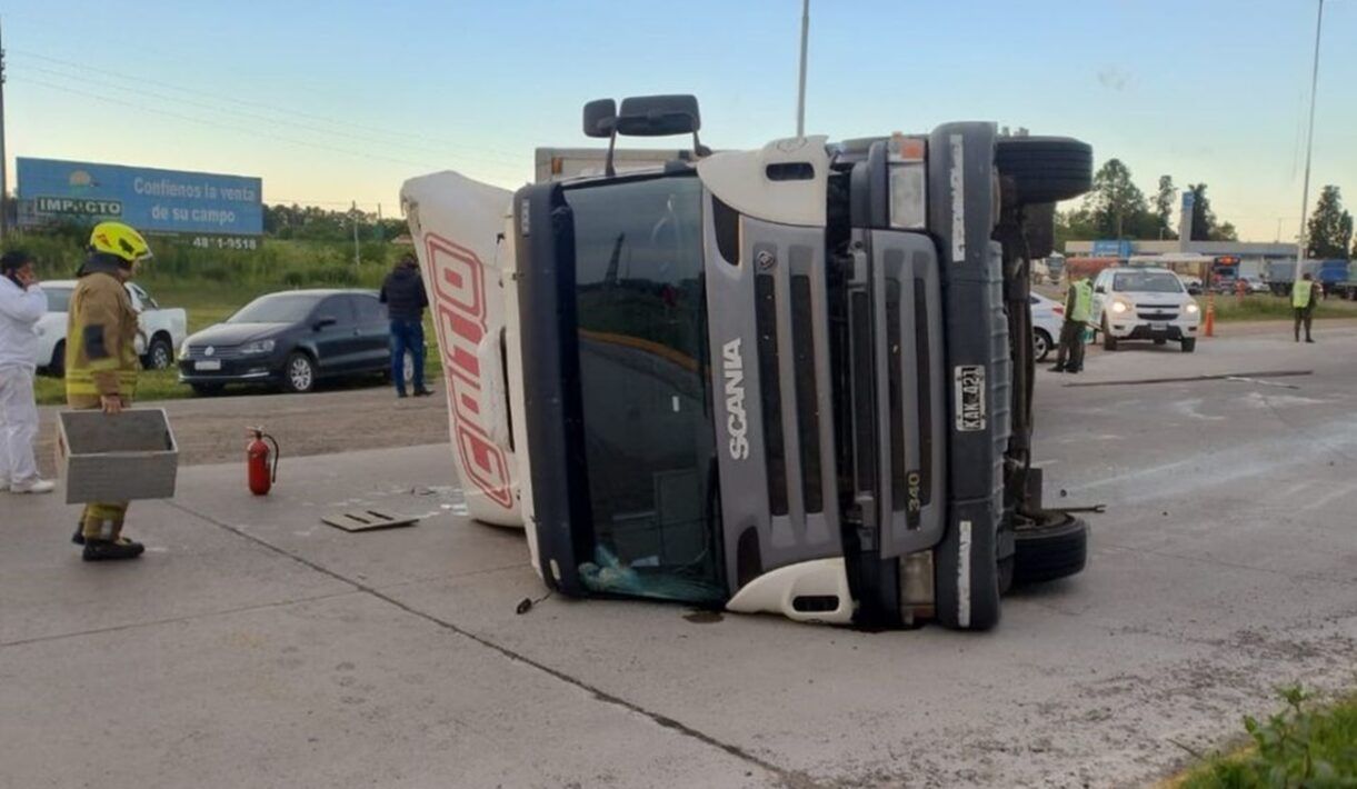 Un camión de supermercados coto volcó en la rotonda de rutas 6 y 3
