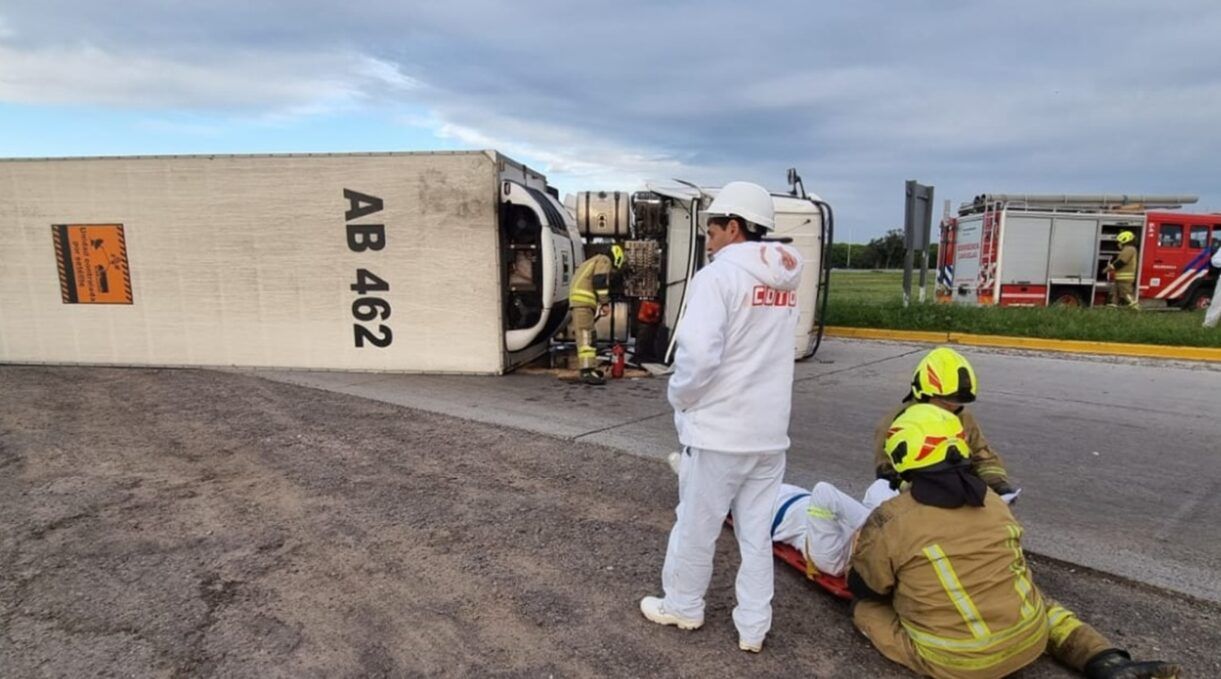 Un camión de supermercados coto volcó en la rotonda de rutas 6 y 3