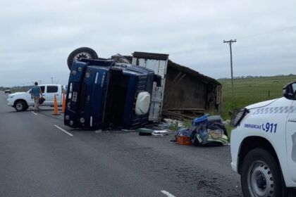 Ayacucho: un camión que transportaba agua mineral volcó en ruta 74