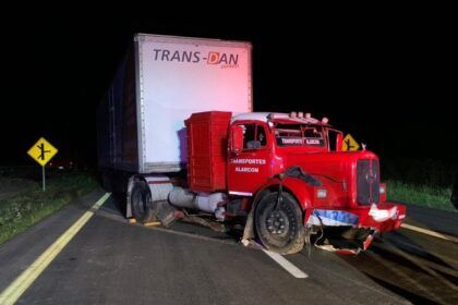 Ruta 2: camionero se descompensó, perdió el control y cruzó de carril entre castelli y lezama