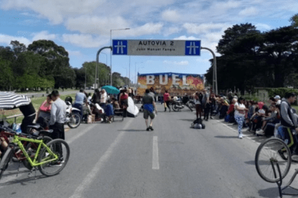 Grupos piqueteros cortan la ruta 2 en reclamo de un bono de fin de año