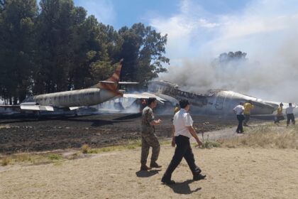 Tremendo incendio en una base aeronaval afectó dos aviones