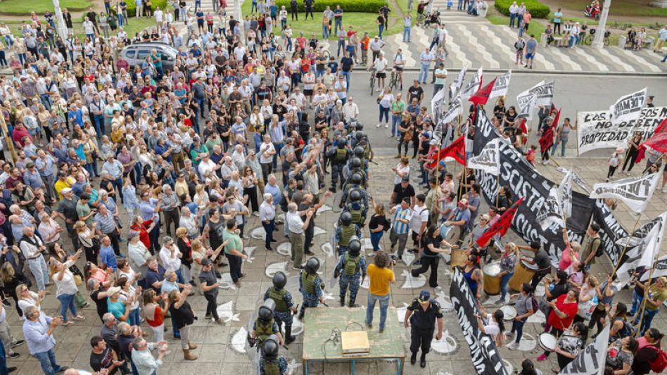 Con protestas y custodia policial, un municipio bonaerense aprobó la creación de una nueva tasa