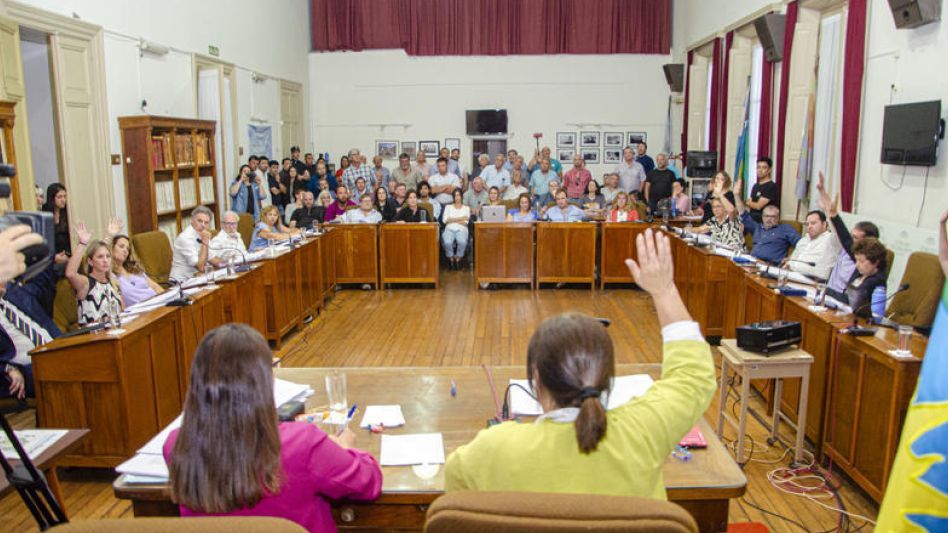 Con protestas y custodia policial, un municipio bonaerense aprobó la creación de una nueva tasa