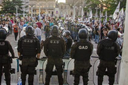 Con protestas y custodia policial, un municipio bonaerense aprobó la creación de una nueva tasa