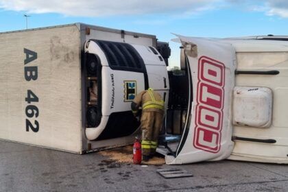 Un camión de supermercados coto volcó en la rotonda de rutas 6 y 3