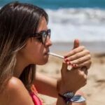 Chica fumando en mar del plata