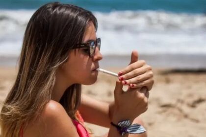 Chica fumando en Mar del Plata