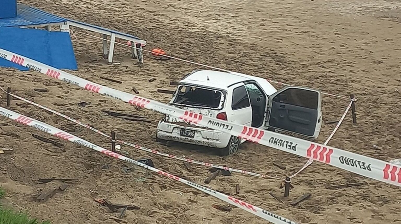 Tres jóvenes heridos luego de que su auto cayera desde un barranco en santa clara del mar
