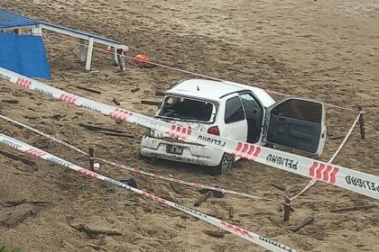 Tres jóvenes heridos luego de que su auto cayera desde un barranco en santa clara del mar