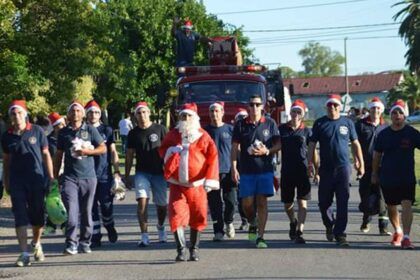 ¡repudiable! Atacaron a la caravana de los bomberos con papá noel y robaron las golosinas