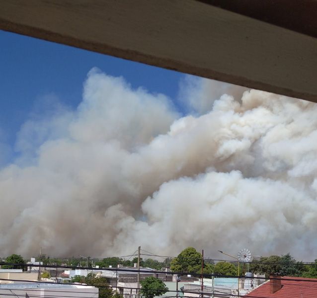 Caos en san cayetano: incendio descomunal desató el pánico en la población