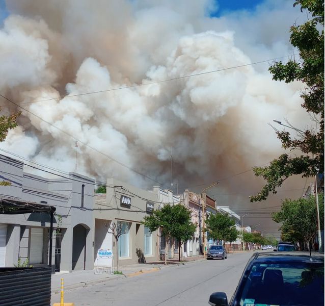 Caos en san cayetano: incendio descomunal desató el pánico en la población