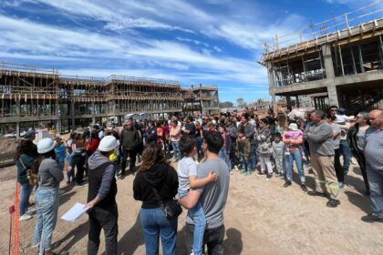 Castelli: se paraliza la construcción de 208 viviendas y 97 vecinos pierden su empleo