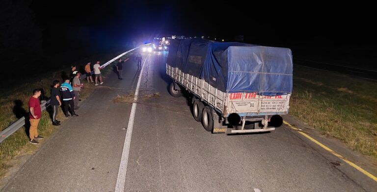 Pudo ser una tragedia: Se desprendió el acoplado de un camión en la Ruta 2