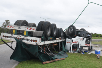 Camión mordió la banquina, chocó contra una columna de luz y volcó