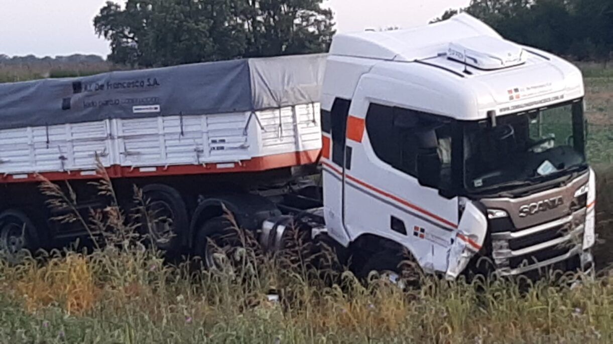 Trágico accidente en la ruta 51: un muerto tras tremendo choque entre un camión y un auto