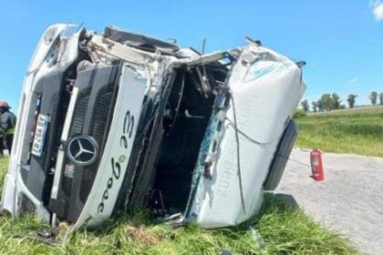 Impactante choque y vuelco de camiones en la ruta 3