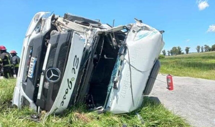Impactante choque y vuelco de camiones en la Ruta 3