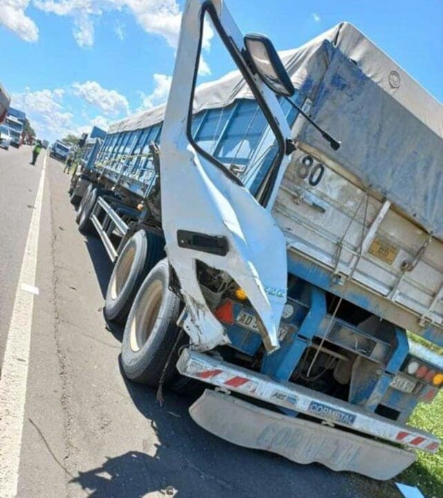 Impactante choque y vuelco de camiones en la ruta 3 2 Impactante choque y vuelco de camiones en la ruta 3